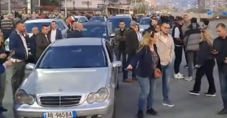 SHËNIM/ Populli sot nuk ishte në shesh, por i burgosur brenda makinave në radhë: Një tjetër boomerang politik kundër Sali Berishës