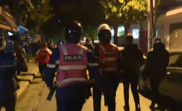 Policia nis shoqërimet pas protestës: Ndalohen “piromanët” dhe shkatërruesit e pronës