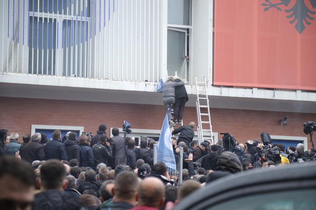 “O sot o kurrë”! Me datë 8 tetor çdo demokrat në mosbindje civile para çdo zyre të PD për mashtrim dhe tallje nëse…