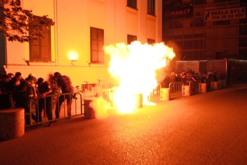 Një sqarim për protestuesit që thonë: “Ta djegim Tiranën njësoj siç digjet Parisi, Athina, Berlini”