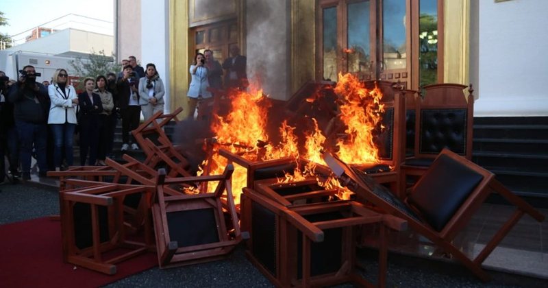 Zbardhet fatura e kripur: Ja sa kushtojnë karriget e djegura! Paratë do mbahen nga rrogat e deputetëve