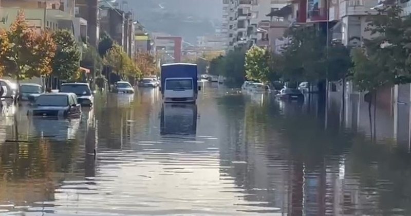 Vlora zgjohet nën ujë, rrugët e lagjet ende të përmbytura