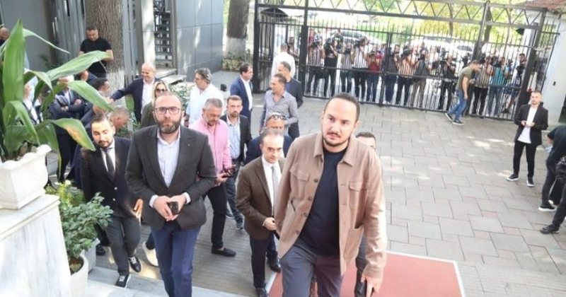 Berisha kërkon të “ndezë” turmat para protestës: Do na arrestojnë dhe Gaz Bardhin pas tre muajsh