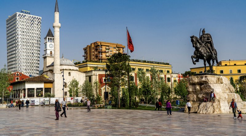 Individët që punonin në jug po kthehen në kryeqytet! Mbyllja e sezonit turistik po zbut mugesën e krahut të punës në Tiranë