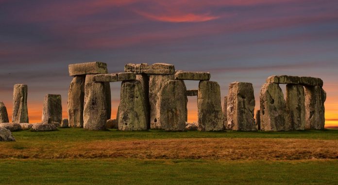 Stonehenge, gurët u sollën nga 230 km larg, ende mister arsyeja