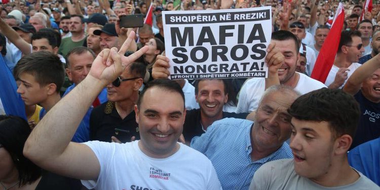 Kësaj radhe e sigurtë! Meqë nuk e zbriten nga ballkoni  Berisha njofton protestën… “më e fuqishmja” që ka njohur vendi!