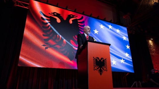 Edi Rama kaloi në një stad patriotik, të cilin nuk e ka pasur deri tani