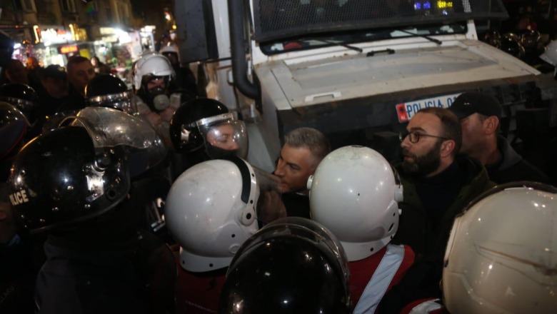 PD “mosbindje civile” me orar: Bllokojnë rreth 3 orë 5 kryqëzimet e Tiranës! Deputetët përplasen me policinë, shpërndahen me ujë e gaz! Shoqërohen 44 protestues (VIDEO)