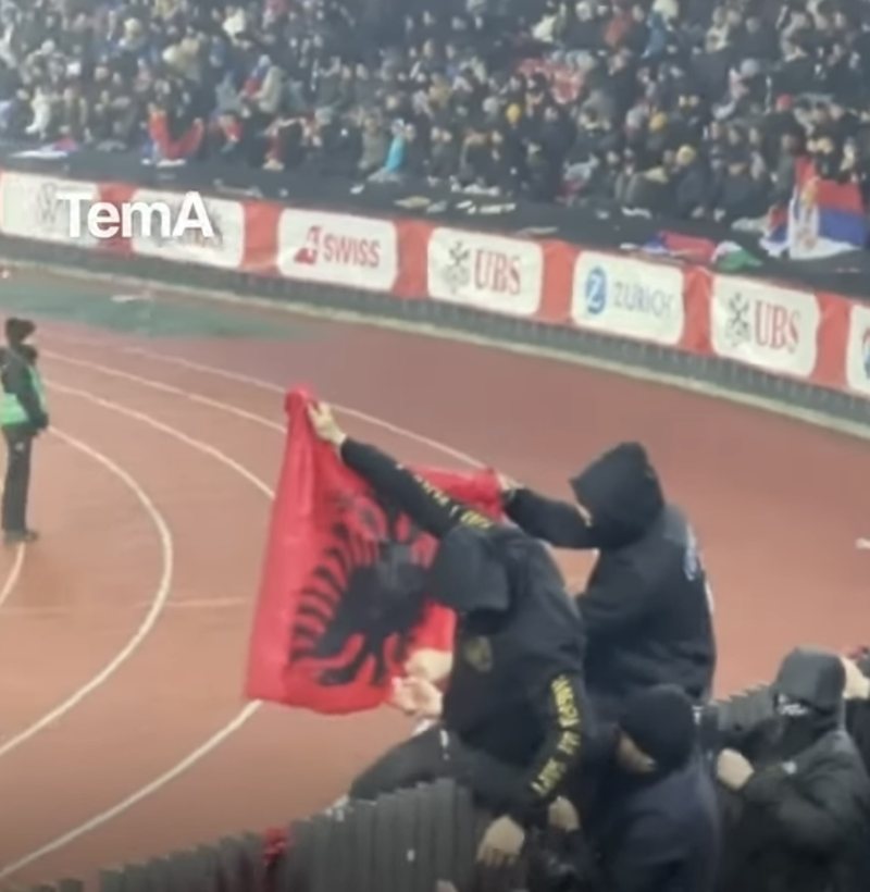 VIDEO/ Tifozët e Serbisë tentojnë të djegin flamurin e Shqipërisë, përplasje në tribuna pas sfidës me Zvicrën