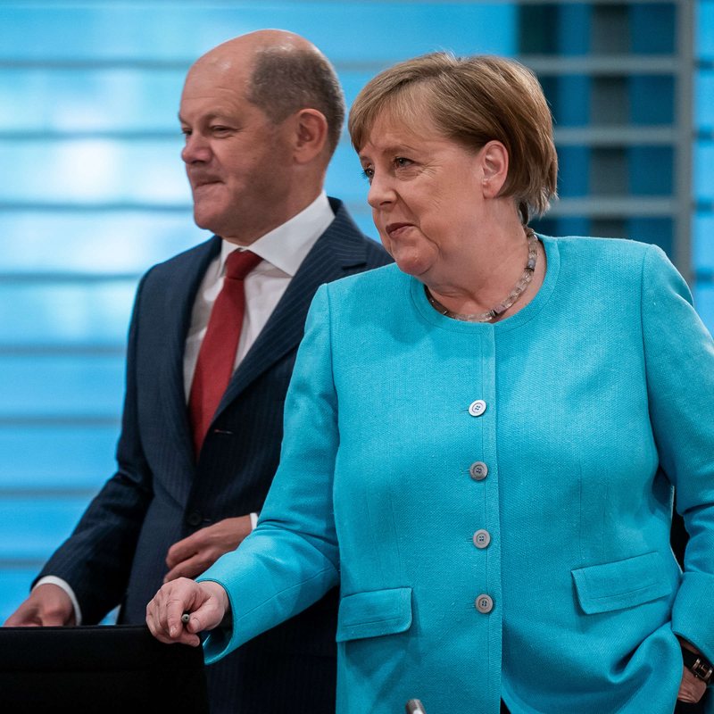 “Shkova në shtrat e dëshpëruar”! Si e shpëtoi Merkel karrierën e Scholz