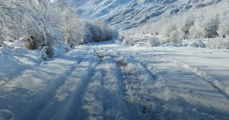 VIDEO/ Reshje dëbore në Elbasan, zbardhen fshatrat malore, rrëshqitje dheu në disa zona