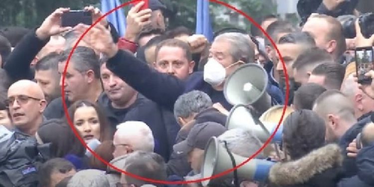 VIDEO/ Berisha me probleme mendore, nxit emigrantët për dhunë: Gjuani me vezë dhe domate punonjësit e ambasadave shqiptare