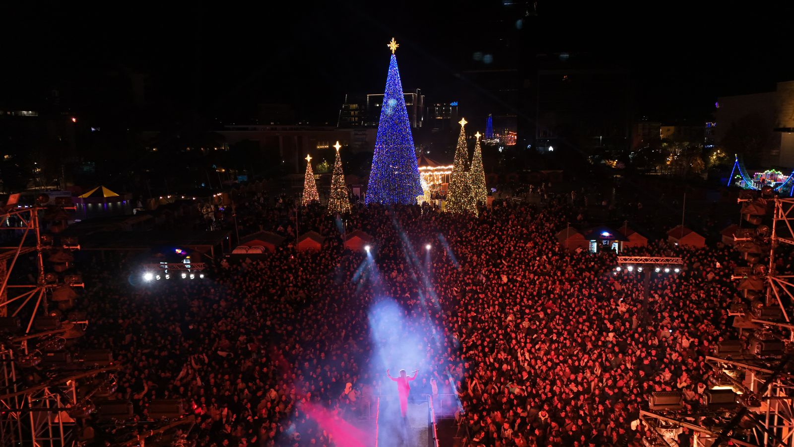 VIDEO/ “Nata e Bardhë” ndez sheshin ‘Skënderbej’ me yjet e muzikës shqiptare: Mijëra të rinj në festë!