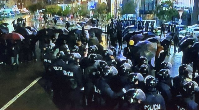 SHËNIM/ 1000 policë për 100 protestues, që nuk zhbllokojnë dot Tiranën