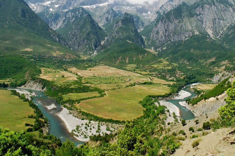 BBC: Udhëtimi 200 km me kajak përgjatë Vjosës, një prej lumenjve të egër dhe të fundit të Evropës