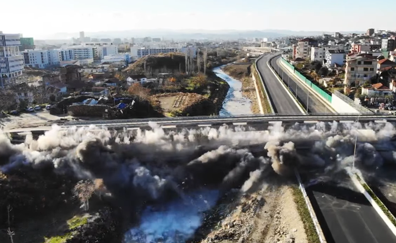 VIDEO/ Projekti i Unazës së Madhe, momenti kur shembet me shpërthim të kontrolluar ura e Babrroit në Tiranë