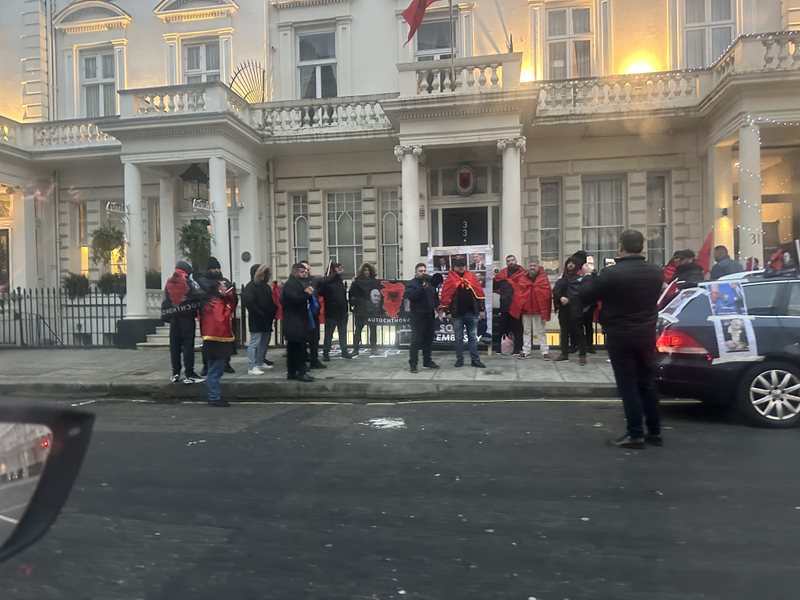 VIDEO/ Protesta qesharake e “saliarëve” para Ambasadës shqiptare në Londër, vetëm 20 persona të pranishëm