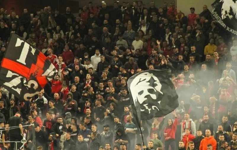 “Mora Fjalë” e ndaluar të këndohet në stadiume? TKZ i përgjigjet Armand Dukës: Askush nuk na imponon dot asgjë!