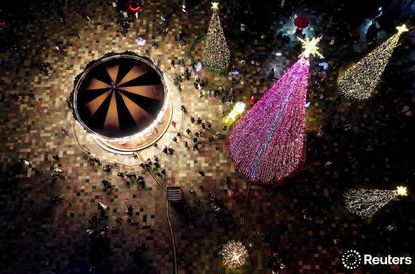 VIDEO/Atmosfera e jashtëzakonshme festive në Tiranë “rrëmben” vëmendjen e medias prestigjoze “Reuters”