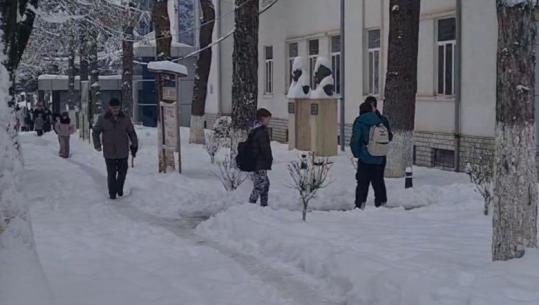 Moti i keq/ Veriu e juglindja në “pushtetin” e borës! Ja si paraqitet situata në gjithë vendin, cilat janë rrugët e bllokuara?!