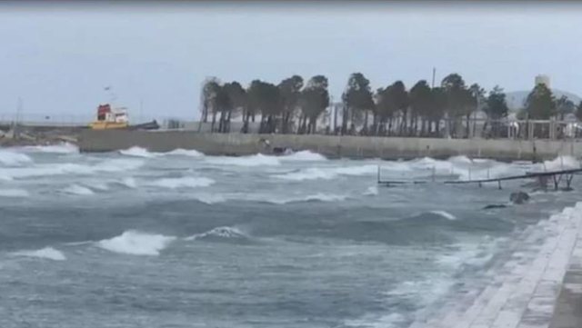 Moti i keq në Vlorë, dallgët deri në 2 metër! Kapiteneria e portit: Ndalohet lundrimi i anijeve të peshkimit