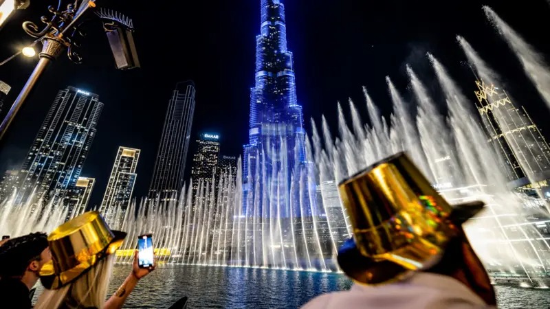 Viti i Ri 2025/ Dubai magjeps me spektaklin e fishekzjarreve në Burj Khalifa! U përdorën mbi 15 mijë mjete piroteknike! Mos e humbisni videon