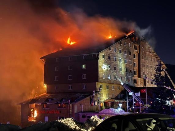 Tragjedi në Turqi! Përfshihet nga flakët një hotel në provincën Bolu: Humbin jetën 66 pushues, plagosen 51 të tjerë, arrestohen 4 persona