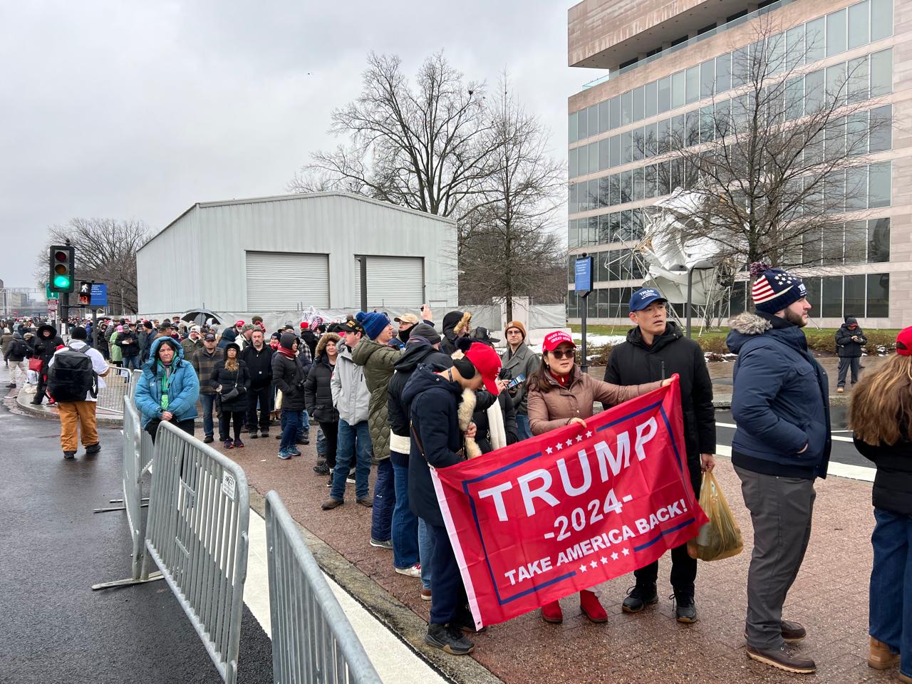 VIDEO/ Mbështetësit e Trump “pushtojnë” Uashingtonin, atmosfera para betimit si President i SHBA