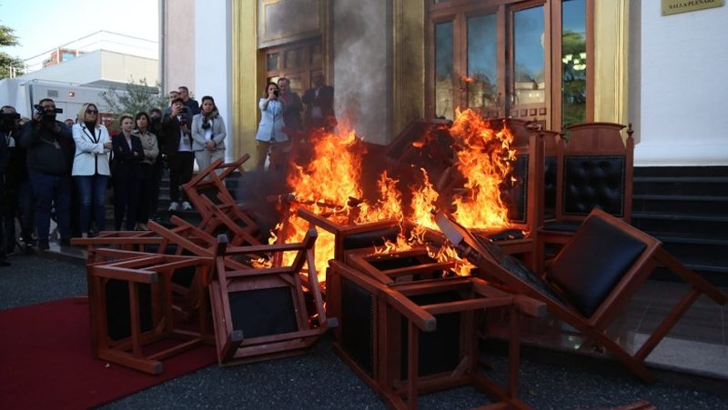 Nuk paguan për karriget e djegura: Kuvendi u mban pagën Bardhit, Nokës, Nallbatit dhe Hotit