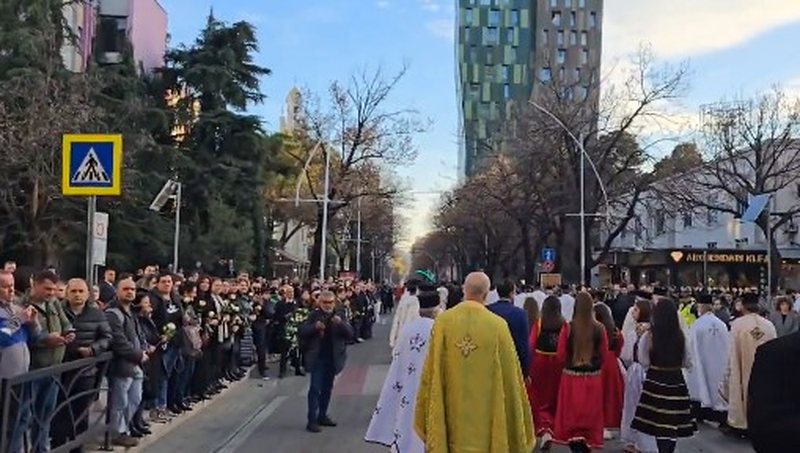 VIDEO/ Mbërrin në Tiranë trupi i pajetë i kryepeshkopit Anastas, pritet nga qindra besimtarë