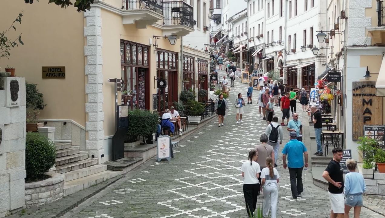 Sokaket e Gjirokastrës plot me njerëz (Video)