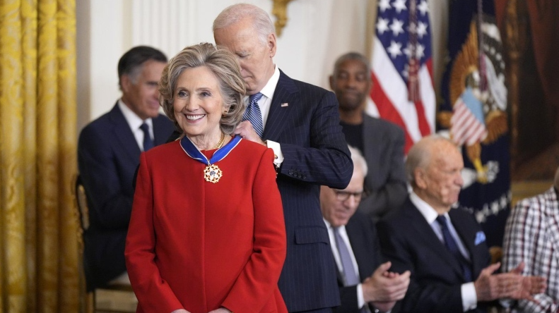 Presidenti Biden: Ish-sekretares së shtetit Hillary Clinton, filantropistit George Soros dhe aktorit Denzel Washington  i’u dha nderimi më i lartë civil i vendit!