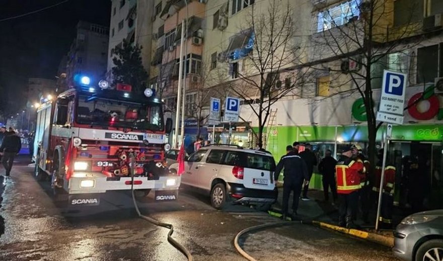 VIDEO/ Efektivi thyen xhamin e dritares për të hyrë në banesë, zjarrfikësi me fëmijë në dorë! Dalin pamje të tjera nga evakuimi i banorëve në pallatin te “Komuna e Parisit”