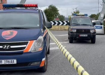 VIDEO/ Shefi i stacionit të Policisë Kufitare Kapshticë qëllon me shpullë doganerin si “lac” rrugësh! Pezullohet…për tre ditë