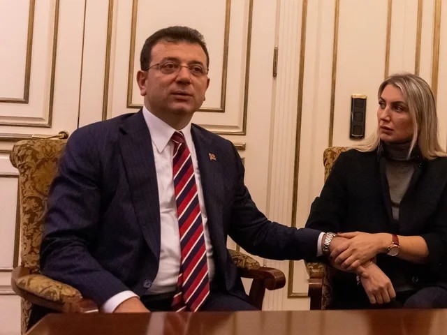 VIDEO/ Forca të shumta policore jashtë banesës së tij, ja si ndodhi arrestimi i Kryebashkiakut të Stambollit