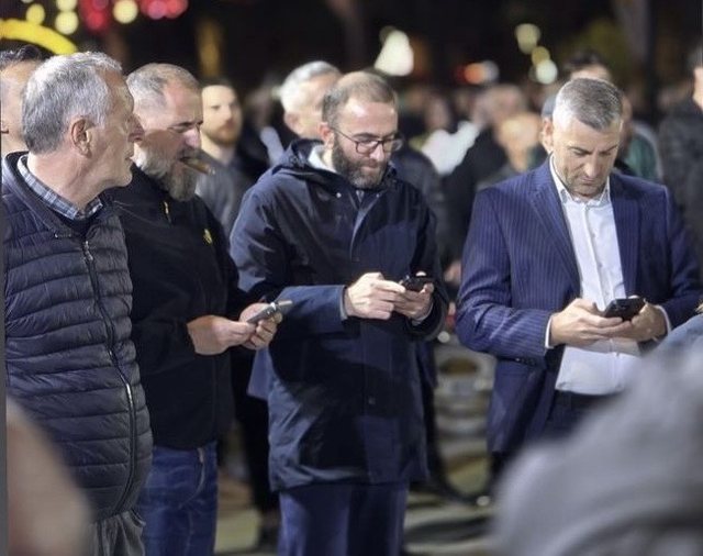Pasi siguroi vendin në listën e mbyllur Gazment Bardhi tallet me protestën e Berishës: Jemi në TikTok ndërkohë që protestojmë