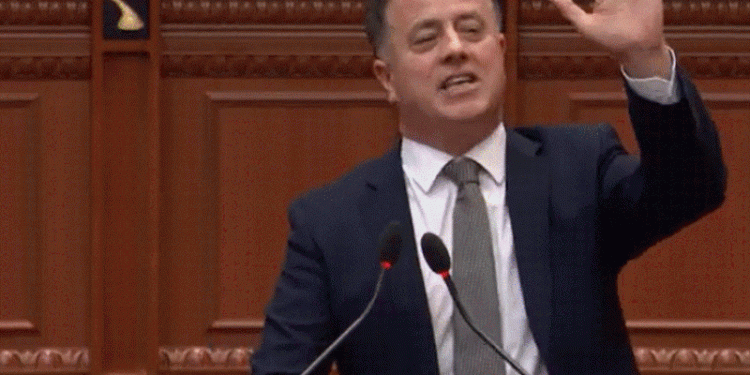 Muli shpjegon pse tregoi gishtin e mesit në Kuvend